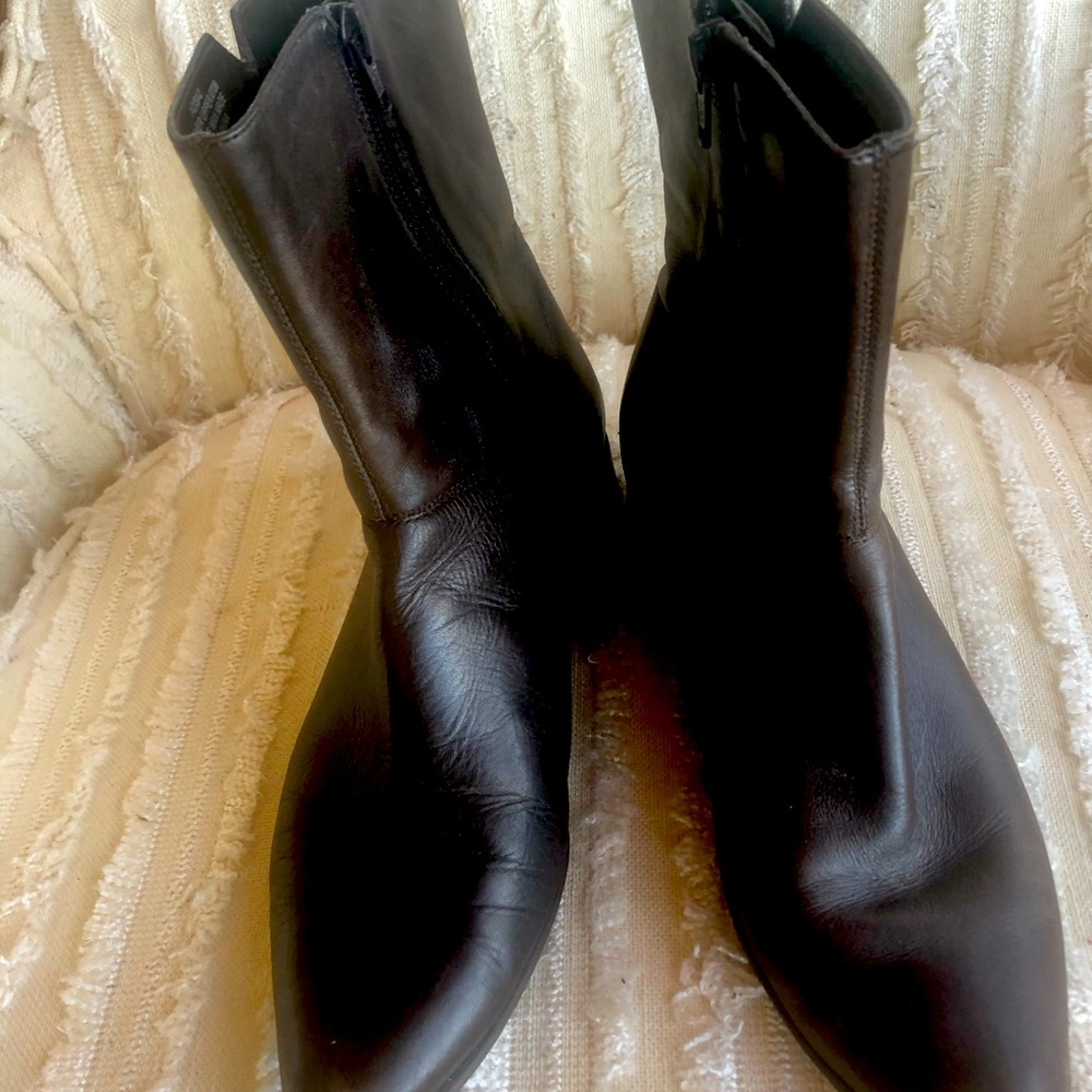 Stylish Jones New York ankle boots